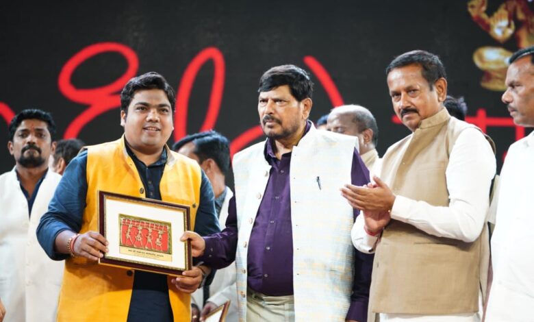 चक्रधर समारोह 2025: काव्य संध्या में गूंजा हास्य, वीर रस और व्यंग्य का संगम चक्रधर समारोह 2025: काव्य संध्या में गूंजा हास्य, वीर रस और व्यंग्य का संगम