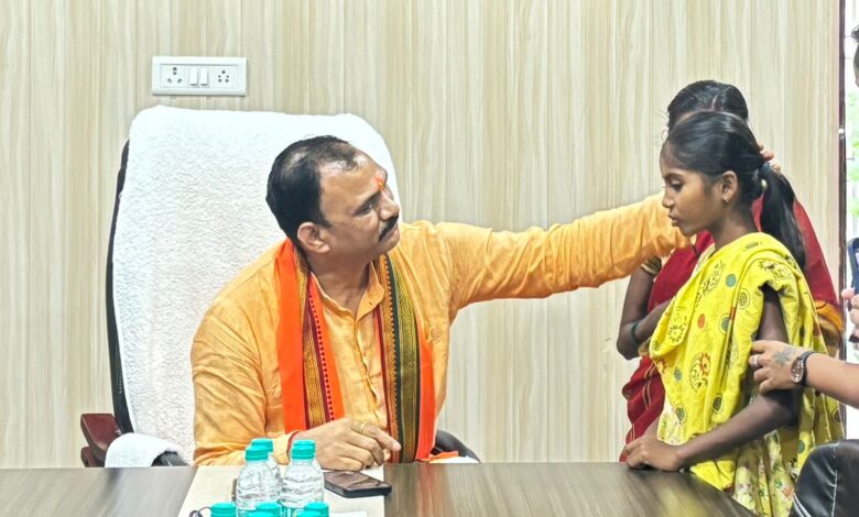 स्वास्थ्य मंत्री ने भोपालपटनम से आए परिवार को दिया संपूर्ण इलाज का भरोसा स्वास्थ्य मंत्री ने भोपालपटनम से आए परिवार को दिया संपूर्ण इलाज का भरोसा