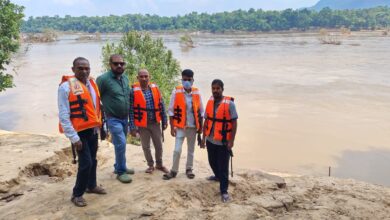 इंद्रावती नदी में नाव चलाकर ग्राम कोंडे पहुंचे स्वास्थ्य कर्मी, 132 मरीजों की जांच