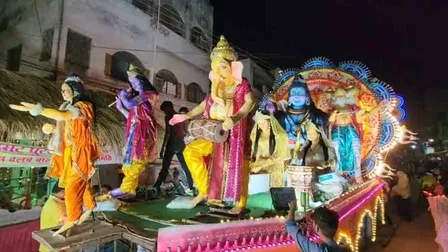 35 से अधिक झांकियां निकाली गई, श्रद्धालुओं की लाखों की संख्या में उमड़ी भीड़ 35 से अधिक झांकियां निकाली गई, श्रद्धालुओं की लाखों की संख्या में उमड़ी भीड़