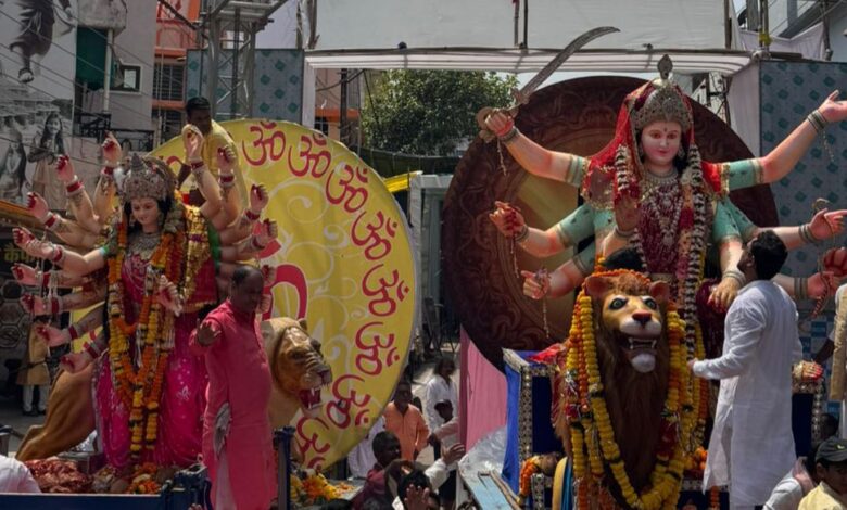 विगत 48 वर्षों की परम्परानुसार क्वांर नवरात्र पर्व में दो बड़ी छोटी बहनों का जमींपर हुआ मिलन विगत 48 वर्षों की परम्परानुसार क्वांर नवरात्र पर्व में दो बड़ी छोटी बहनों का जमींपर हुआ मिलन