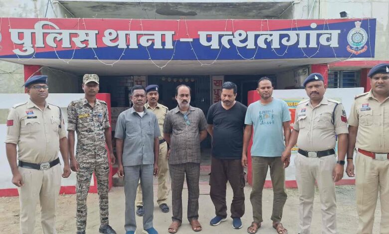 जादुई कलश का झांसा देकर ग्रामीणों से करोड़ों की ठगी, चार आरोपी गिरफ्तार जादुई कलश का झांसा देकर ग्रामीणों से करोड़ों की ठगी, चार आरोपी गिरफ्तार