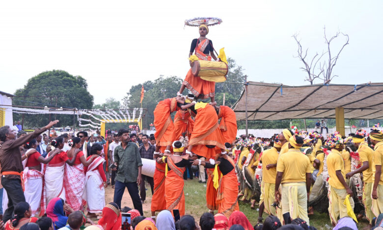 संबलपुर में आयोजित करमा तिहार उत्सव में शामिल हुईं महिला व बाल विकास मंत्री संबलपुर में आयोजित करमा तिहार उत्सव में शामिल हुईं महिला व बाल विकास मंत्री