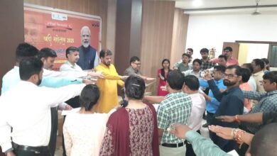 खादी, ग्रामोद्योग बोर्ड और आयोग के कर्मियों ने खादी अपनाने की ली शपथ