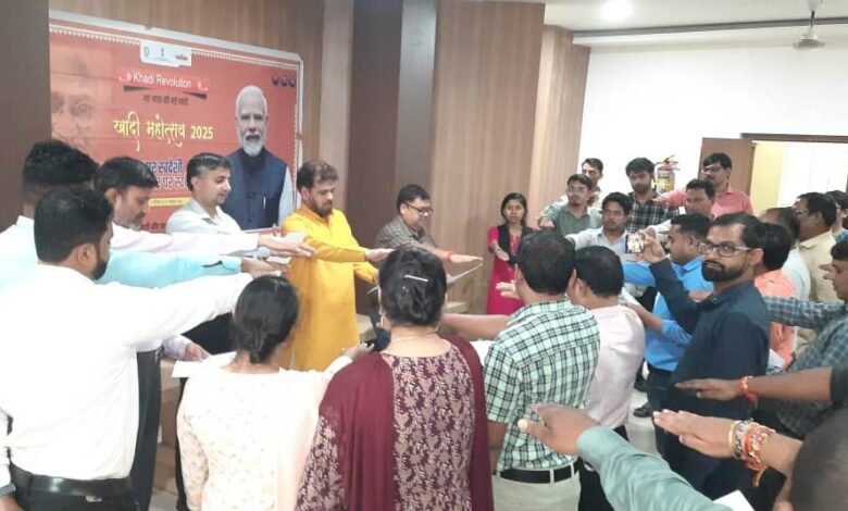 खादी, ग्रामोद्योग बोर्ड और आयोग के कर्मियों ने खादी अपनाने की ली शपथ खादी, ग्रामोद्योग बोर्ड और आयोग के कर्मियों ने खादी अपनाने की ली शपथ