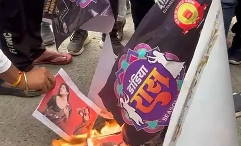 “छत्तीसगढ़ में गरबा विवाद: हिंदू संगठनों ने कार्यक्रम को बताया परंपरा के खिलाफ” “छत्तीसगढ़ में गरबा विवाद: हिंदू संगठनों ने कार्यक्रम को बताया परंपरा के खिलाफ”