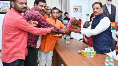 डुबान क्षेत्र में मछली पालन का अधिकार मिलने पर मछुआ समितियों ने सीएम का किया अभिनन्दन