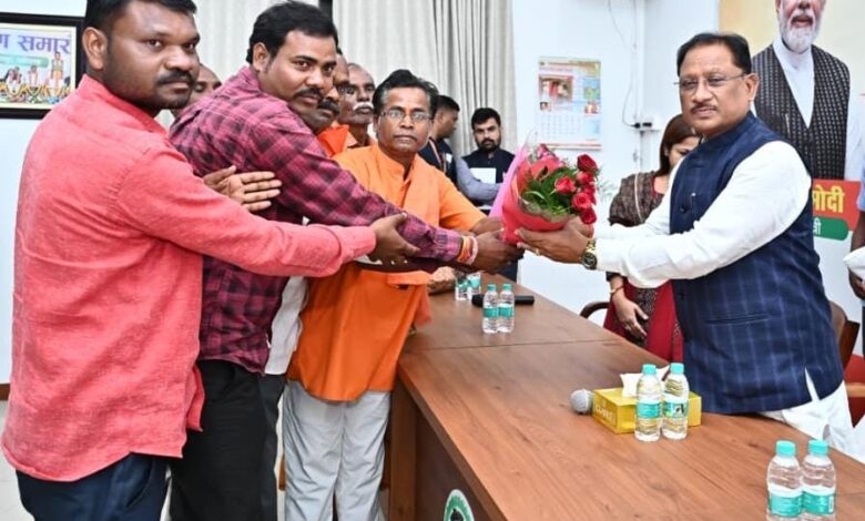 डुबान क्षेत्र में मछली पालन का अधिकार मिलने पर मछुआ समितियों ने सीएम का किया अभिनन्दन डुबान क्षेत्र में मछली पालन का अधिकार मिलने पर मछुआ समितियों ने सीएम का किया अभिनन्दन