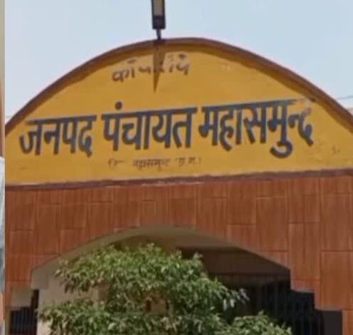जनपद के बाबू और चपरासी का कमाल 25 क्विंटल सरकारी दस्तावेज कबाड़ी को बेचा जनपद के बाबू और चपरासी का कमाल 25 क्विंटल सरकारी दस्तावेज कबाड़ी को बेचा