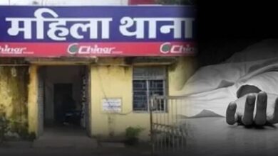 महिला थाना के बहार खुद को आग लगाने वाली महिला ने तोड़ा दम महिला थाना के बहार खुद को आग लगाने वाली महिला ने तोड़ा दम