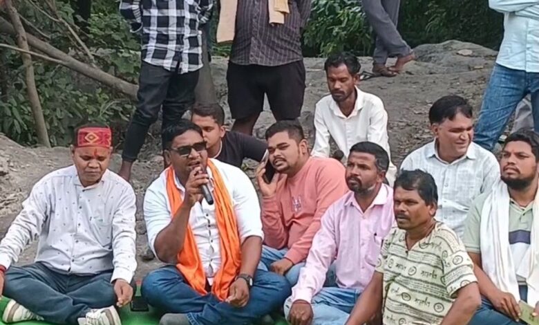 मानिकपुर खदान से राखड़ परिवहन का ग्रामीणों ने किया विरोध मानिकपुर खदान से राखड़ परिवहन का ग्रामीणों ने किया विरोध