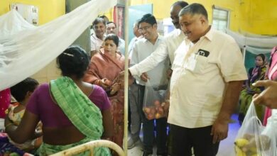 लखनपुर सरकारी अस्पताल पहुंचे मंत्री मरीजों को बांटा फल लखनपुर सरकारी अस्पताल पहुंचे मंत्री मरीजों को बांटा फल