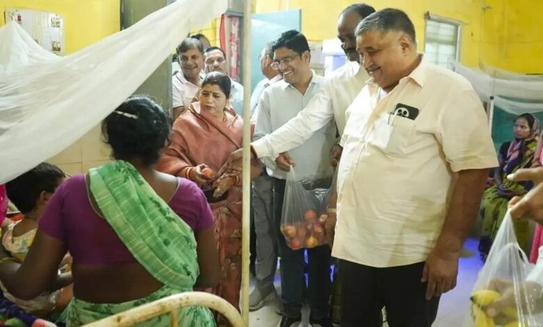 लखनपुर सरकारी अस्पताल पहुंचे मंत्री मरीजों को बांटा फल लखनपुर सरकारी अस्पताल पहुंचे मंत्री मरीजों को बांटा फल