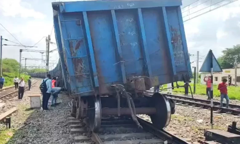 कटनी में रेल हादसा: मालगाड़ी के डिब्बे पटरी से उतरे, यातायात बाधित कटनी में रेल हादसा: मालगाड़ी के डिब्बे पटरी से उतरे, यातायात बाधित