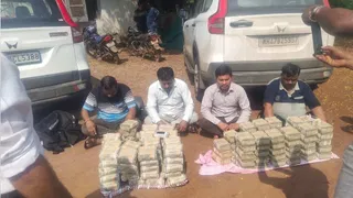 रायपुर से गुजरात जा रही गाड़ी से जब्त साढ़े 6 करोड़ रुपये, पुलिस कर रही जांच रायपुर से गुजरात जा रही गाड़ी से जब्त साढ़े 6 करोड़ रुपये, पुलिस कर रही जांच