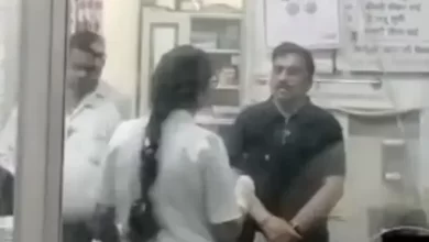 स्वास्थ्य केंद्र में हो रही लापरवाही, नर्स ने संभाला मामला