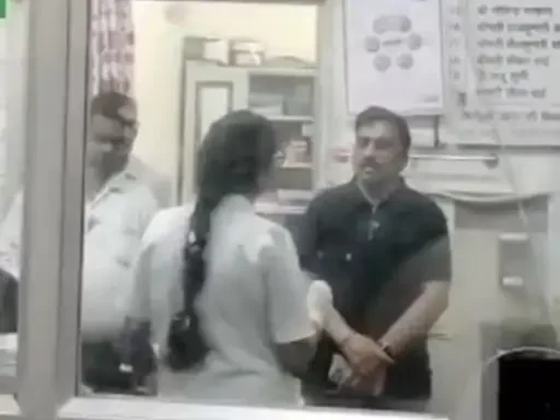 स्वास्थ्य केंद्र में हो रही लापरवाही, नर्स ने संभाला मामला स्वास्थ्य केंद्र में हो रही लापरवाही, नर्स ने संभाला मामला