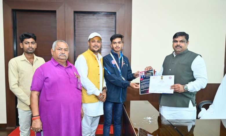 आईडीसी कैम्प में राज्य का प्रतिनिधित्व करने वाले ओमप्रकाश स्कूल शिक्षा मंत्री से मिले आईडीसी कैम्प में राज्य का प्रतिनिधित्व करने वाले ओमप्रकाश स्कूल शिक्षा मंत्री से मिले