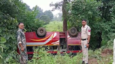 धमतरी में बस हादसा: 4 साल की बच्ची की मौत, 6 घायल धमतरी में बस हादसा: 4 साल की बच्ची की मौत, 6 घायल