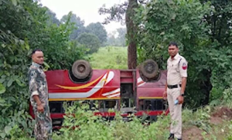 धमतरी में बस हादसा: 4 साल की बच्ची की मौत, 6 घायल धमतरी में बस हादसा: 4 साल की बच्ची की मौत, 6 घायल