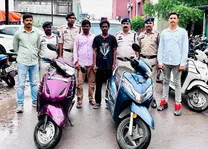 रायपुर में जीआरपी की बड़ी कार्रवाई: दोपहिया वाहन चोरी के दो आरोपी गिरफ्तार, 1.60 लाख की दो एक्टिवा बरामद रायपुर में जीआरपी की बड़ी कार्रवाई: दोपहिया वाहन चोरी के दो आरोपी गिरफ्तार, 1.60 लाख की दो एक्टिवा बरामद