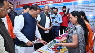 सीएम ने श्रम विभाग के प्रदर्शनी का अवलोकन किया सीएम ने श्रम विभाग के प्रदर्शनी का अवलोकन किया