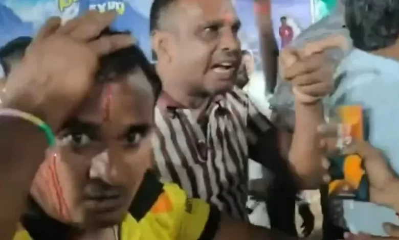 भिलाई गरबा में बवाल: बजरंग दल और समिति के युवकों में झड़प, युवक का सिर फूटा भिलाई गरबा में बवाल: बजरंग दल और समिति के युवकों में झड़प, युवक का सिर फूटा