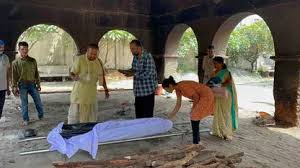 राजेश शर्मा की पत्नी उमा शर्मा के अंतिम संस्कार में गिनती के लोग हुए शामिल राजेश शर्मा की पत्नी उमा शर्मा के अंतिम संस्कार में गिनती के लोग हुए शामिल