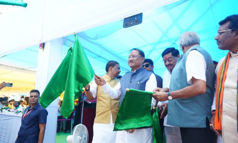 अब राजिम जुड़ा रेल नेटवर्क से, सीएम ने नई ट्रेन को दिखाई हरी झंडी अब राजिम जुड़ा रेल नेटवर्क से, सीएम ने नई ट्रेन को दिखाई हरी झंडी