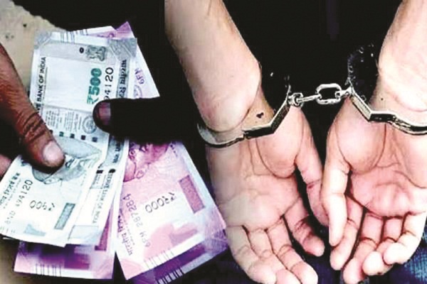 पटवारी संघ के अध्यक्ष और पटवारी को रिश्वतखोरी के मामले में रंगे हाथों किया गिरफ्तार पटवारी संघ के अध्यक्ष और पटवारी को रिश्वतखोरी के मामले में रंगे हाथों किया गिरफ्तार