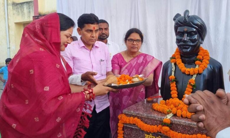शहीद वीरनारायण सिंह का बलिदान आने वाली पीढ़ियों को करता रहेगा प्रेरित: मंत्री टंक राम वर्मा शहीद वीरनारायण सिंह का बलिदान आने वाली पीढ़ियों को करता रहेगा प्रेरित: मंत्री टंक राम वर्मा
