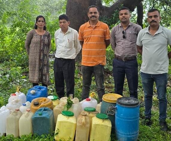 320 लीटर अवैध कच्ची शराब और 200 किलो महुआ लाहन जब्त 320 लीटर अवैध कच्ची शराब और 200 किलो महुआ लाहन जब्त