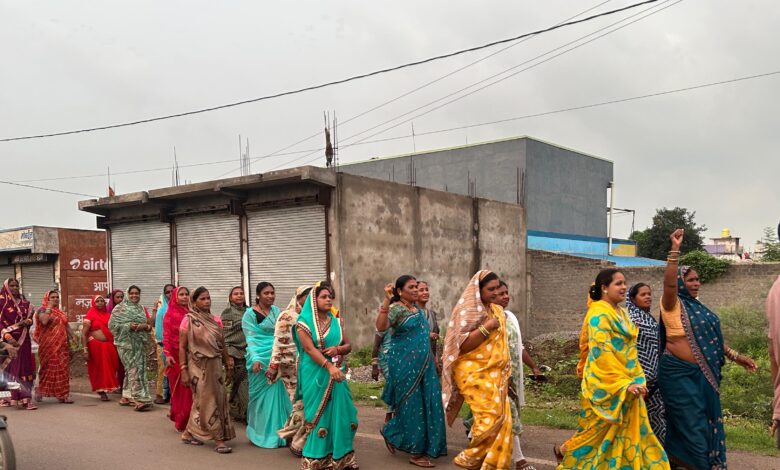 कुरूद में महिलाओं ने रैली निकाल असामाजिक गतिविधियों से दूर रहने ग्रामीणों को ताकीद की कुरूद में महिलाओं ने रैली निकाल असामाजिक गतिविधियों से दूर रहने ग्रामीणों को ताकीद की