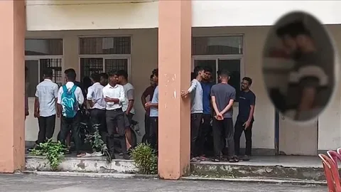 मेडिकल स्टूडेंट ने हॉस्टल के कमरे लगाई फांसी, कॉलेज में मचा हड़कंप मेडिकल स्टूडेंट ने हॉस्टल के कमरे लगाई फांसी, कॉलेज में मचा हड़कंप