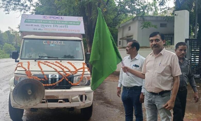 कलेक्टर ने सूर्यरथ को दिखाई हरी झंडी कलेक्टर ने सूर्यरथ को दिखाई हरी झंडी