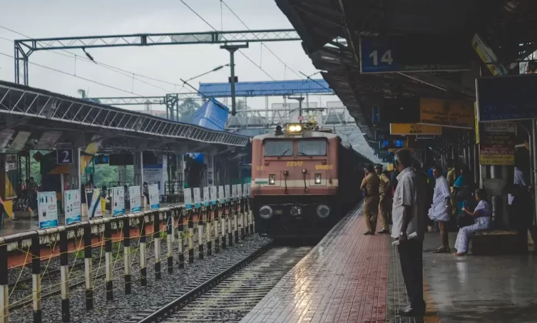 रेलवे ने की बड़ी कार्रवाई: एसएसई और मेट निलंबित रेलवे ने की बड़ी कार्रवाई: एसएसई और मेट निलंबित