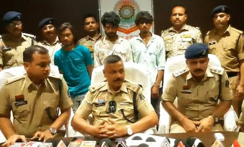 दुष्कर्म मामले में तीन गिरफ्तार दुष्कर्म मामले में तीन गिरफ्तार