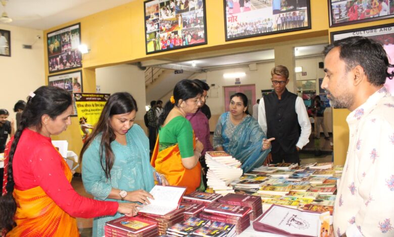 “रायपुर में ज्ञान महोत्सव: मैक कॉलेज में राज्य स्थापना की रजत जयंती पर पुस्तक प्रदर्शनी का आयोजन” “रायपुर में ज्ञान महोत्सव: मैक कॉलेज में राज्य स्थापना की रजत जयंती पर पुस्तक प्रदर्शनी का आयोजन”