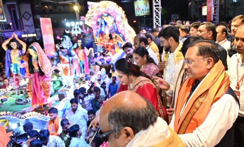 ऐतिहासिक विसर्जन झांकी में पहुंचे मुख्यमंत्री साय ऐतिहासिक विसर्जन झांकी में पहुंचे मुख्यमंत्री साय