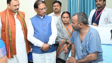 सीएम ने विशंभर यादव से एम्स में मुलाकात की