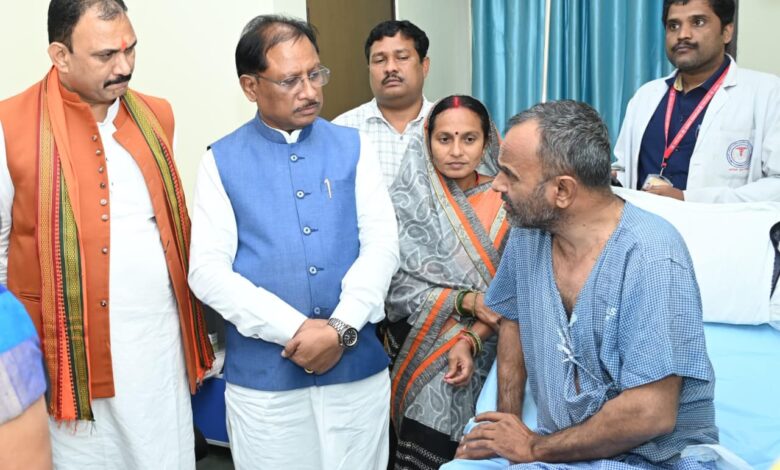 सीएम ने विशंभर यादव से एम्स में मुलाकात की सीएम ने विशंभर यादव से एम्स में मुलाकात की