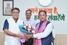 सीएम से ट्रिपल आईटी के निदेशक प्रोफेसर व्यास ने की भेट सीएम से ट्रिपल आईटी के निदेशक प्रोफेसर व्यास ने की भेट