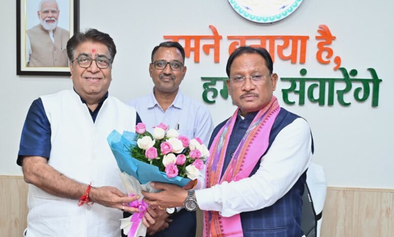 सीएम से ट्रिपल आईटी के निदेशक प्रोफेसर व्यास ने की भेट सीएम से ट्रिपल आईटी के निदेशक प्रोफेसर व्यास ने की भेट