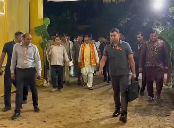 मुख्यमंत्री विष्णुदेव साय की सादगी का उदाहरण: गरबा पंडाल तक पैदल पहुंचे, मां अंबा के किए दर्शन मुख्यमंत्री विष्णुदेव साय की सादगी का उदाहरण: गरबा पंडाल तक पैदल पहुंचे, मां अंबा के किए दर्शन
