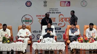 राष्ट्रीय सेवा योजना के स्थापना दिवस पर मुख्यमंत्री विष्णु देव साय ने छात्रों का सम्मान किया राष्ट्रीय सेवा योजना के स्थापना दिवस पर मुख्यमंत्री विष्णु देव साय ने छात्रों का सम्मान किया