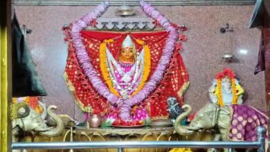 रतनपुर की पर्वत चोटी पर स्थित प्राचीन महालक्ष्मी मंदिर में दीपावली पर उमड़ता भक्तों का सैलाब रतनपुर की पर्वत चोटी पर स्थित प्राचीन महालक्ष्मी मंदिर में दीपावली पर उमड़ता भक्तों का सैलाब