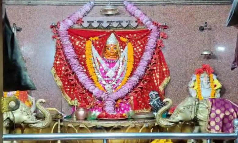 रतनपुर की पर्वत चोटी पर स्थित प्राचीन महालक्ष्मी मंदिर में दीपावली पर उमड़ता भक्तों का सैलाब रतनपुर की पर्वत चोटी पर स्थित प्राचीन महालक्ष्मी मंदिर में दीपावली पर उमड़ता भक्तों का सैलाब