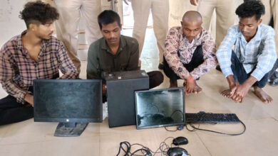स्कूल से कंप्यूटर चोरी, चार आरोपी गिरफ्तार स्कूल से कंप्यूटर चोरी, चार आरोपी गिरफ्तार