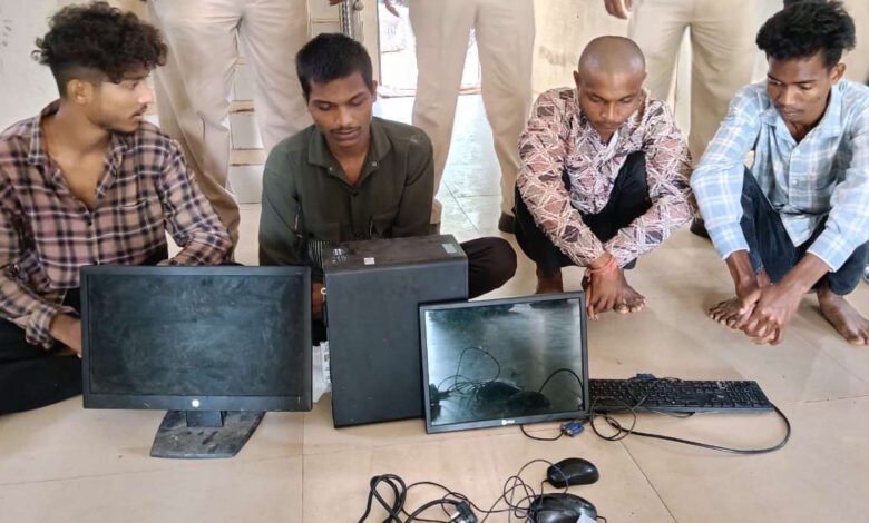 स्कूल से कंप्यूटर चोरी, चार आरोपी गिरफ्तार स्कूल से कंप्यूटर चोरी, चार आरोपी गिरफ्तार