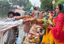 आमातालाब घाट पर उगते सूर्य को अर्घ्य देकर छठ महापर्व का समापन